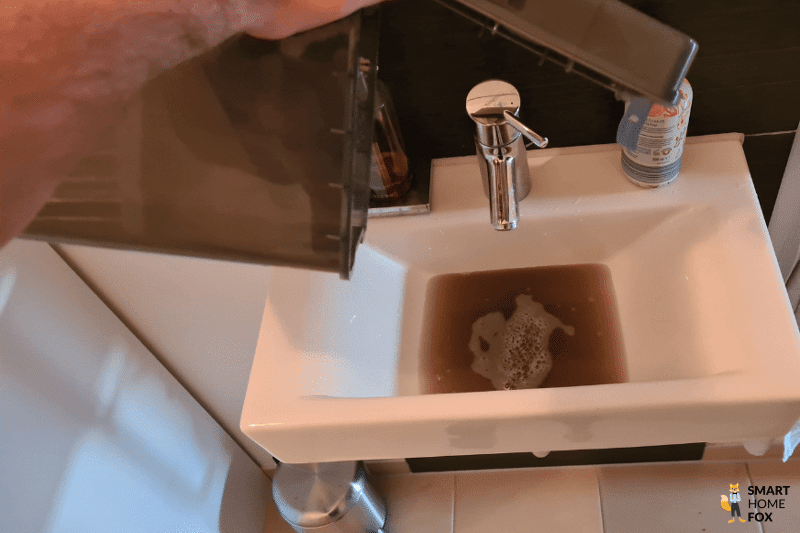 Контейнер для грязной воды робота-пылесоса Dreame L20 Ultra опорожнен.